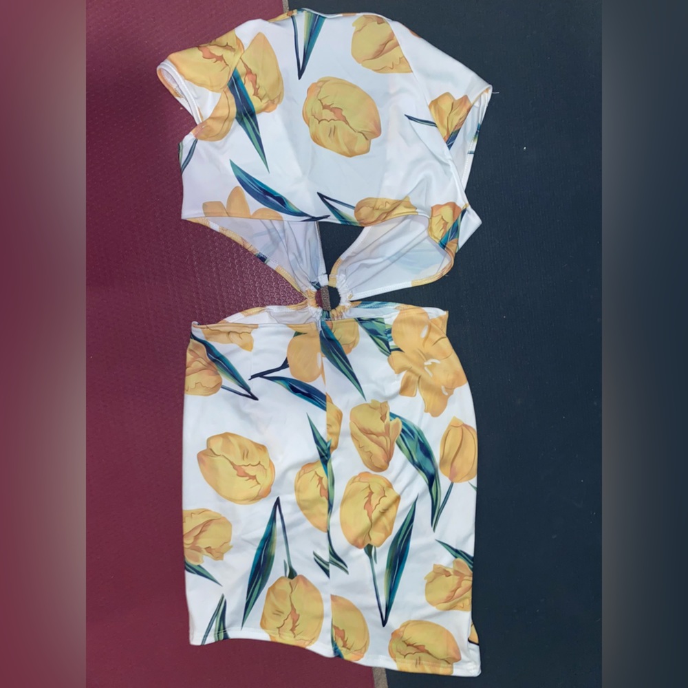super cute cutout dress summery yellow floral print - Picture 2 of 8